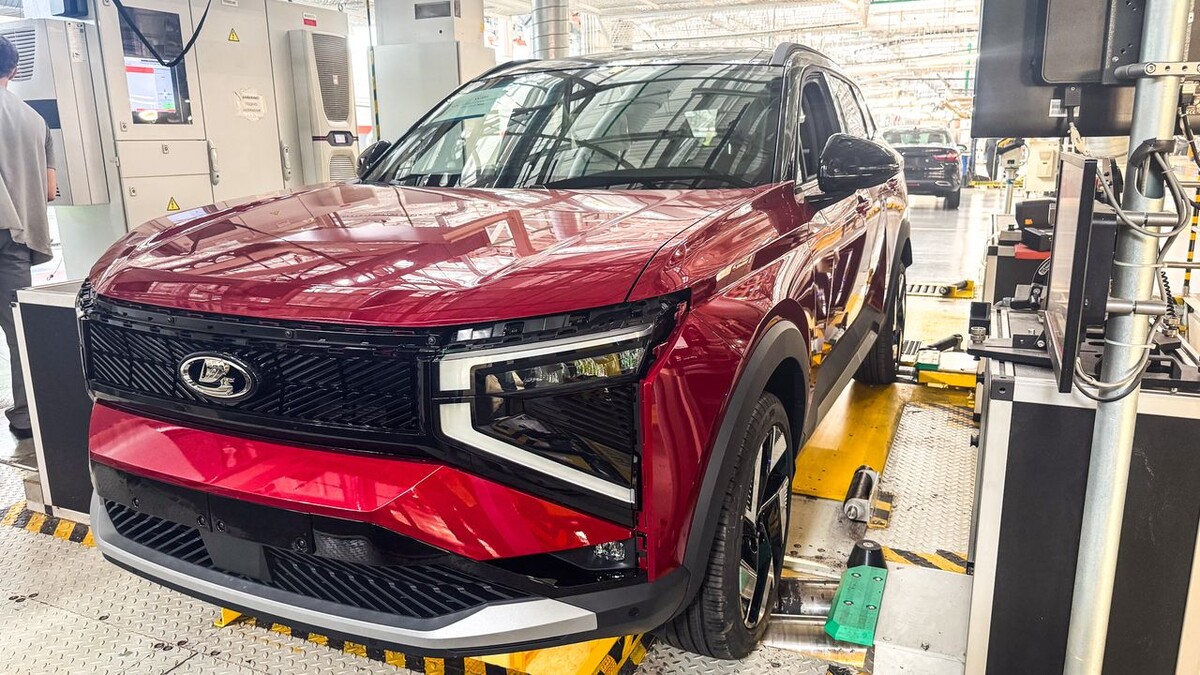    LADA Azimut в цвете «Фламенко». Фото Иван Бахарев / «Автоновости дня»
