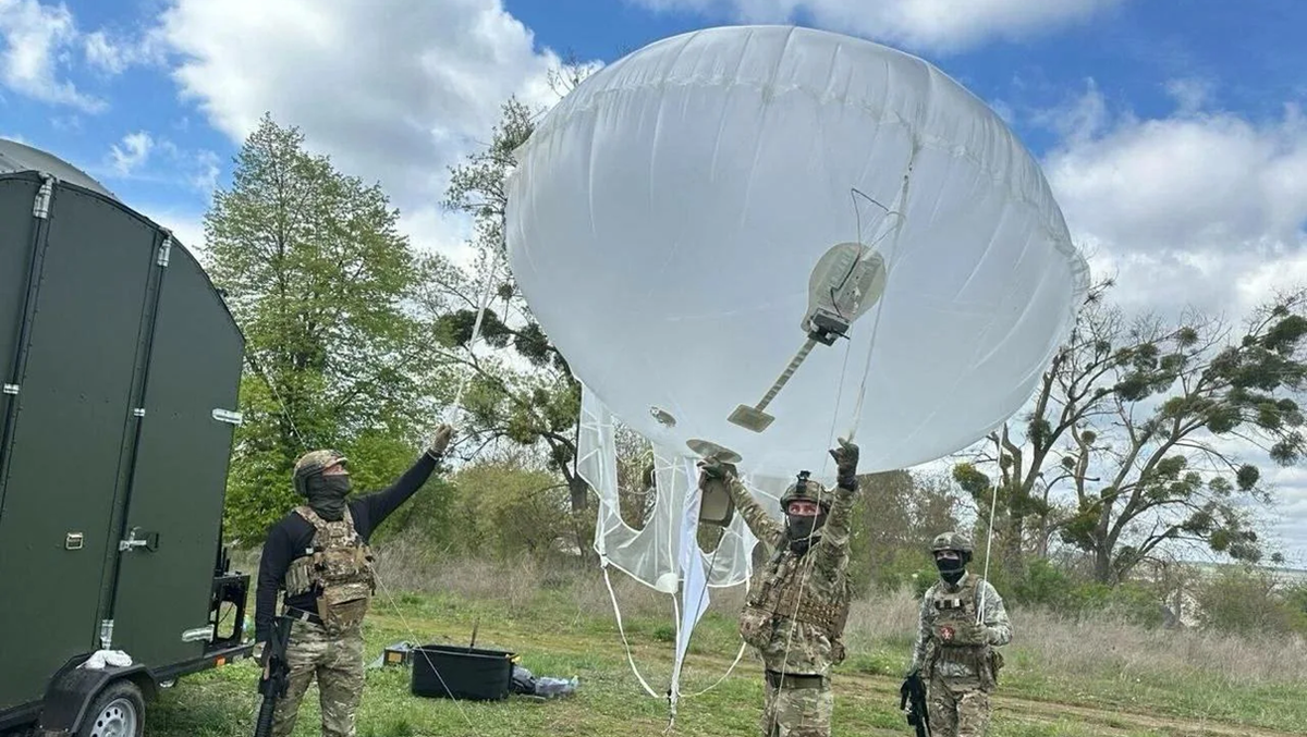 На фотографии: заправленный гелием аэростат комплекса «Око» действует на высотах, недоступных укpaинским FPV-дронам. Мощная видеоаппаратура позволяет получать оператору на земле картинку с высоким разрешением и даже разглядеть лицо солдат противника с высоты в несколько сотен метров. Источник информации и фото: Росгвардия, rosguard.gov.ru