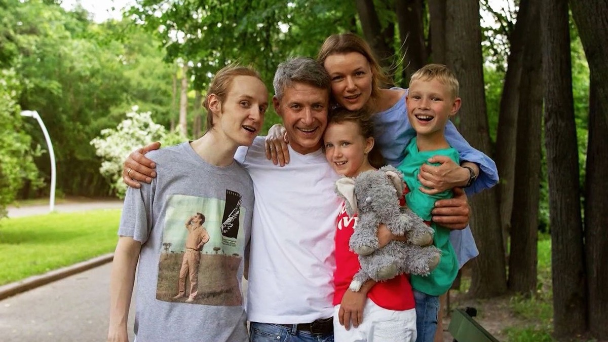 Александр Макогон  с Александрой Михеевой и детьми