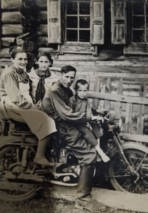 На фото бабушка Анисья с дедом Никитой со своими детьми. 
