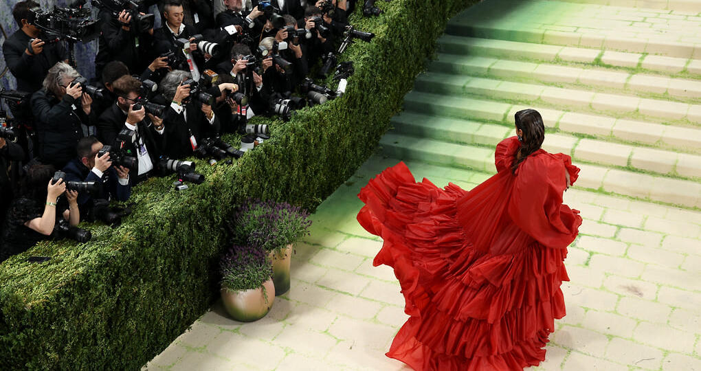 Фэшн среди нечисти: Рианна, Шарлотта Генсбур и другие на MET Gala