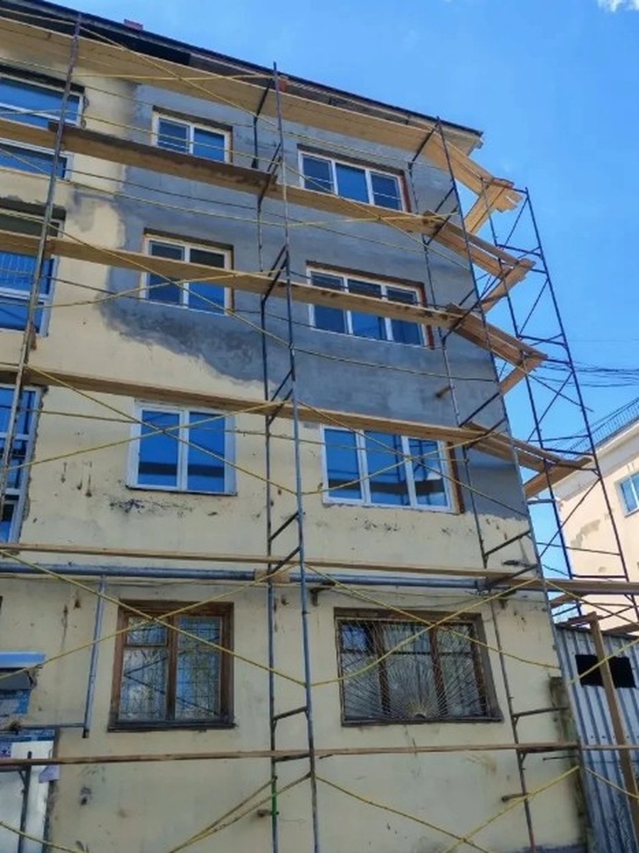    Строители восстанавливают фасад дома. Фото: канал Дениса Паслера