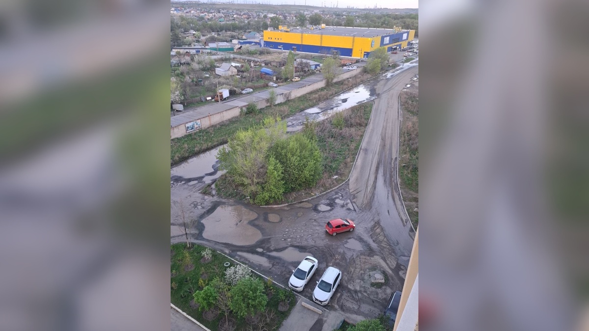    Ни пройти, ни проехать: Жители Орска не могут добраться до дома, гаражей и дачных участков из-за непригодной дороги
