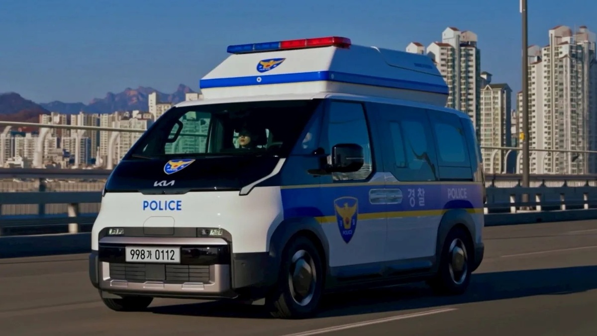 Электромобиль Kia PV5 для полиции: дрон на крыше и умные камеры
