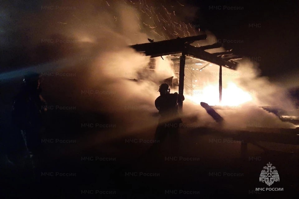    Пожар произошел вечером 5 мая. Фото: ГУ МЧС по Свердловской области