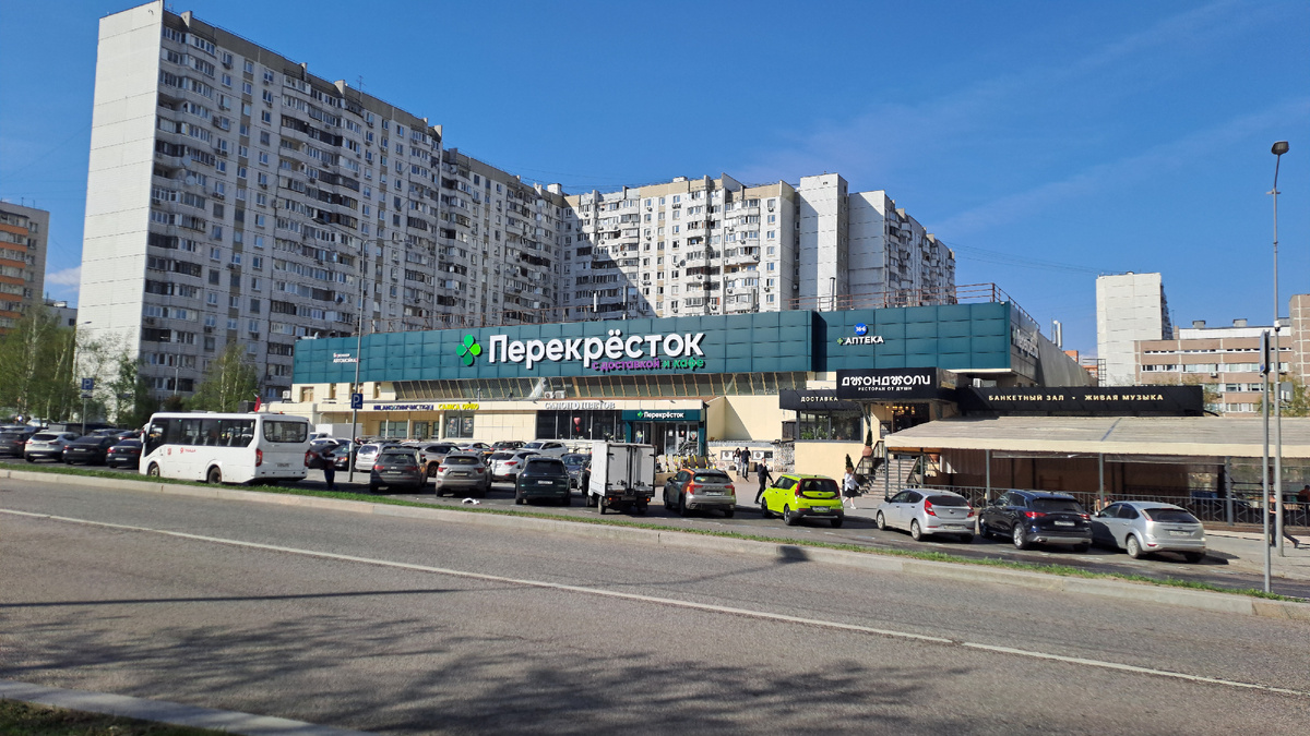 Здесь тоже я работала курьером. Не в Перекрёстке, а с торца там был вход на второй этаж с офисами.