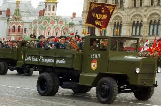 "Это что за павлины?"- нелестно отозвался Сталин о парадных мундирах... Из истории советских и российских военных парадов - парадов Победы