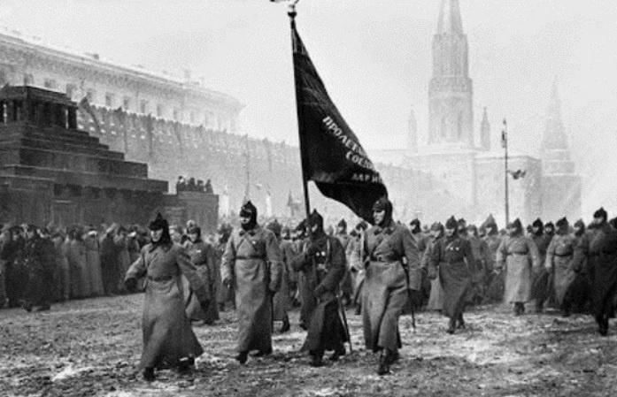 Так выглядели первые военные парады на Красной площади.