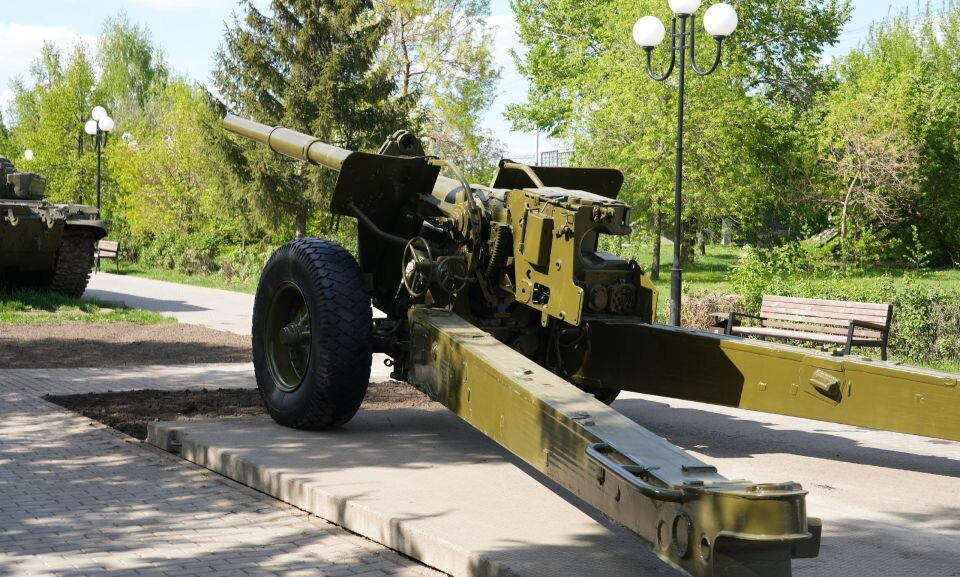   Установка пушек в парке Победы. Источник: Администрация Бийска