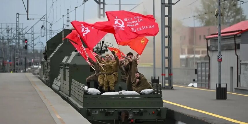 Ко Дню Победы на Балтийский вокзал в Петербурге прибыл бронепоезд БП-43