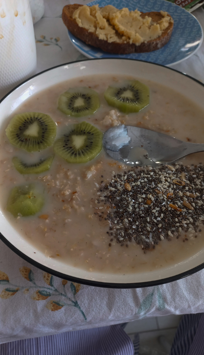 Полезный завтрак: Овсянка с кокосовым маслом, чиа, кунжутом и киви



