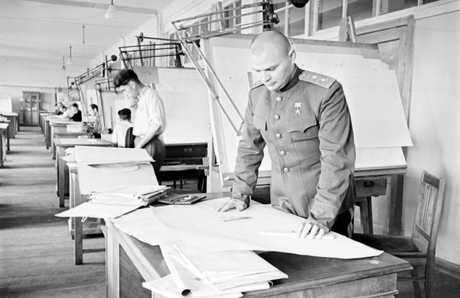  Василий Грабин за работой в конструкторском бюро