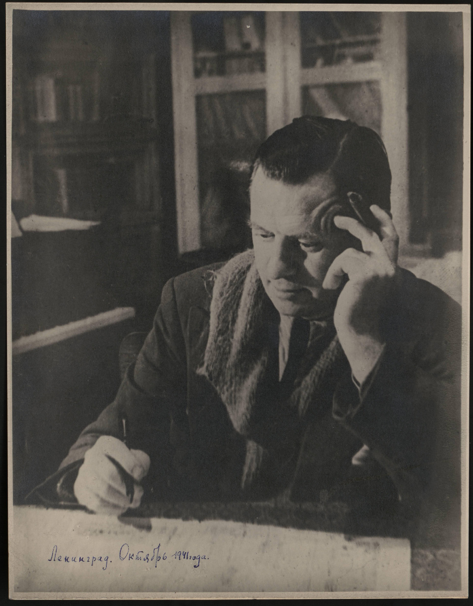 Композитор Г.Н. Попов за письменным столом. Ленинград, октябрь 1941 г. Из фондов Российского национального музея музыки.
