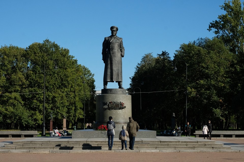    В Петербурге отмыли памятник Георгию Жукову. Артем КИЛЬКИН