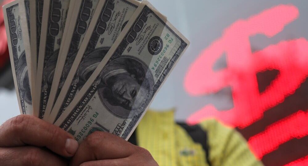 ЦБ установил курс доллара на 8 мая ниже 75 рублей