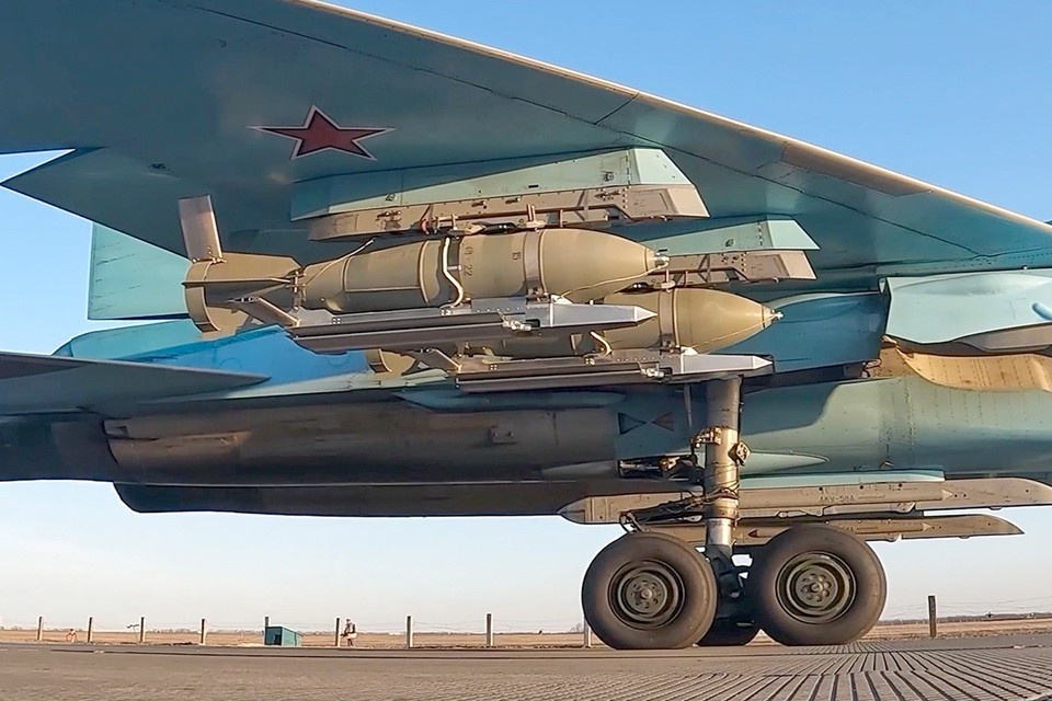    Боеприпасы на истребителе-бомбардировщике Су-34 во время боевой работы в зоне СВО. Фото: пресс-служба Минобороны РФ/ТАСС