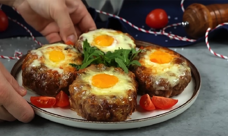 Вкусное решение из фарша: необычные мясные гнезда с начинкой – для всей семьи