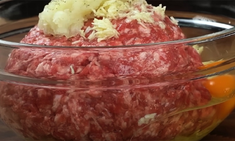Вкусное решение из фарша: необычные мясные гнезда с начинкой – для всей семьи