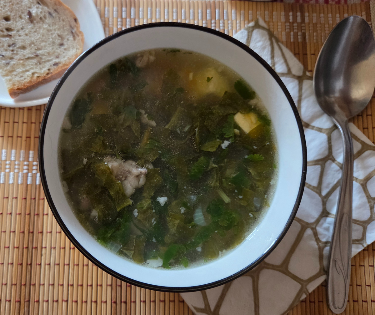 Сварила немного нежирной свинины, порезала на кусочки. В бульон отправила картофель, лук, морковь. Поджарку не делала... и правильно! Когда почти всё было готово, добавила столовую ложку манки (вот и изюминка). Бульон схватился и перестал быть водянистым. Теперь — мясо, щавель и отварные яйца. В следующий раз желтки разотру, может даже с горчицей. Про соль и специи не забываем. Из зелени была кинза, хотите зелёный лук и петрушку... Сметану мы не добавляем, вы уже знаете, что любим без неё.