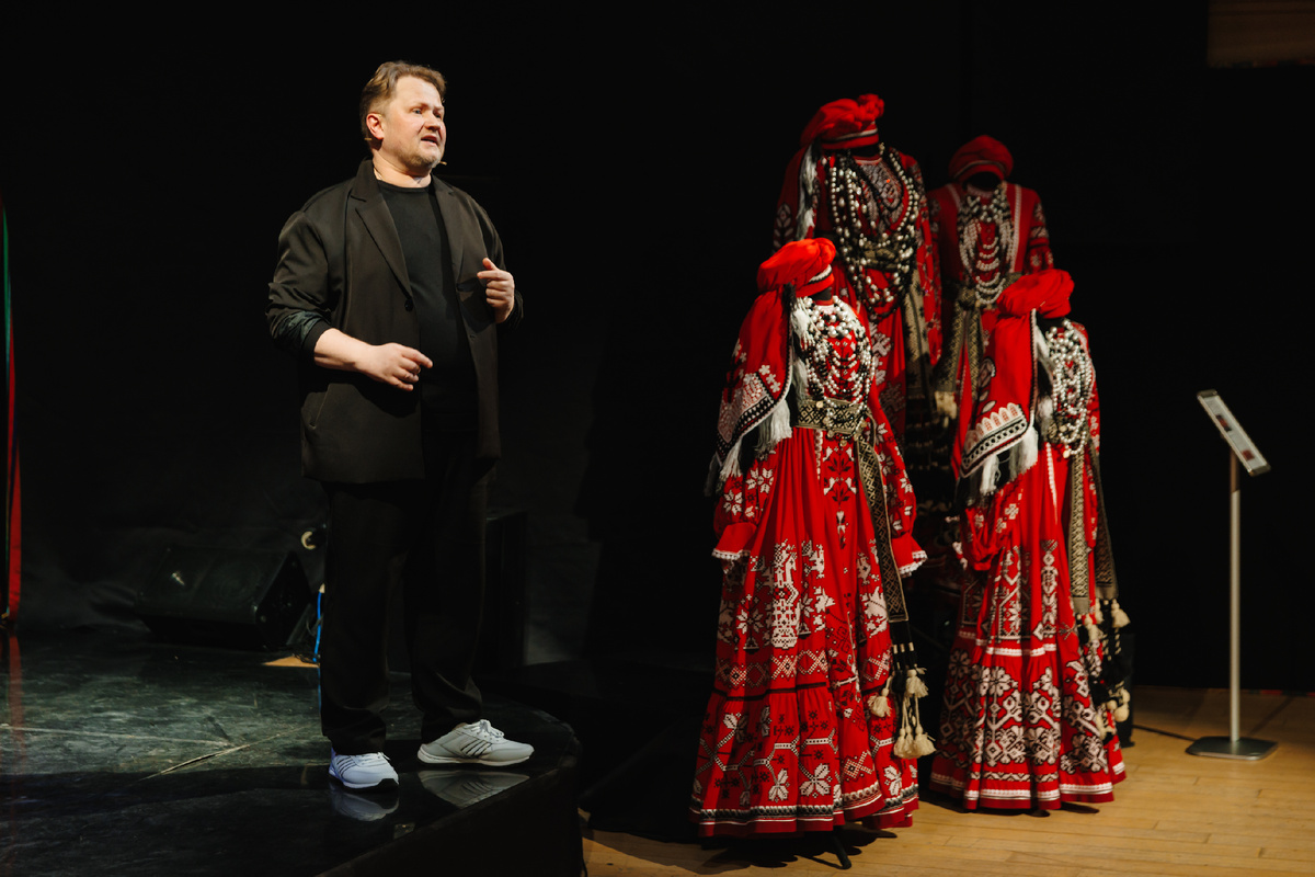 Роман Ватолкин, главный художник театра "Русская песня"