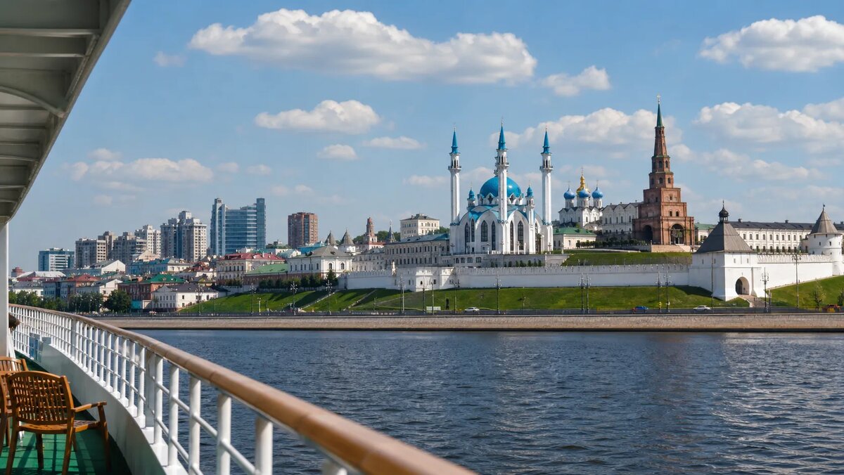 Волга у Казани — широкая, спокойная, с живыми берегами