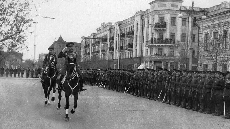    Парад в мае 1946 года в Оренбурге (Чкалове)   Уходящий Оренбург / госархив Оренбуржья