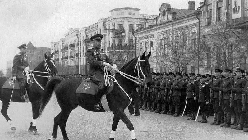    Парад в мае 1946 года в Оренбурге (Чкалове)   Уходящий Оренбург / госархив Оренбуржья