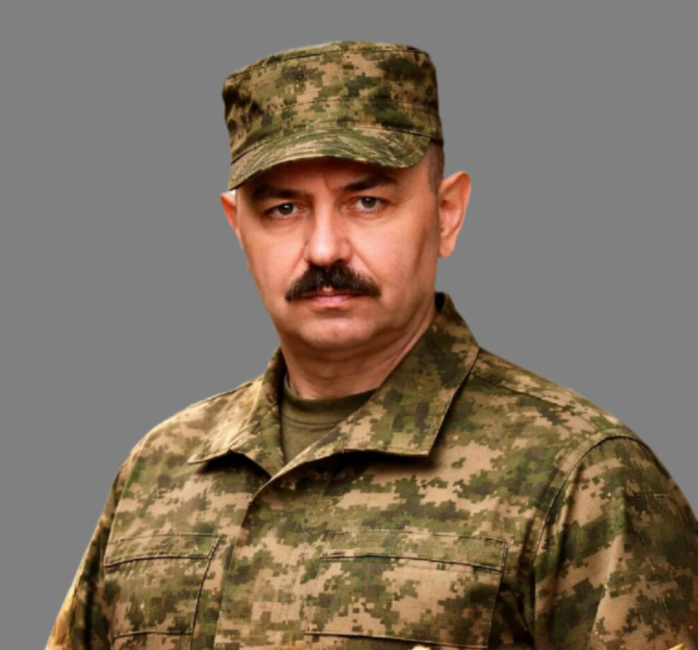Сергей иванович Кренц - майор-миротворец, Начальник Аналитического департамента Штаба Миротворческих Сил «Злёные каски», доцент Института Военно-Гуманитарных Технологий АСТ, Член-корреспондент Академии Экосоциальных Технологий, Старший Секретарь Международного Движения Нравственной Солидарности.
