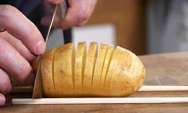 Картофель-гармошка с беконом: удивительно простой вариант для ресторанного ужина 