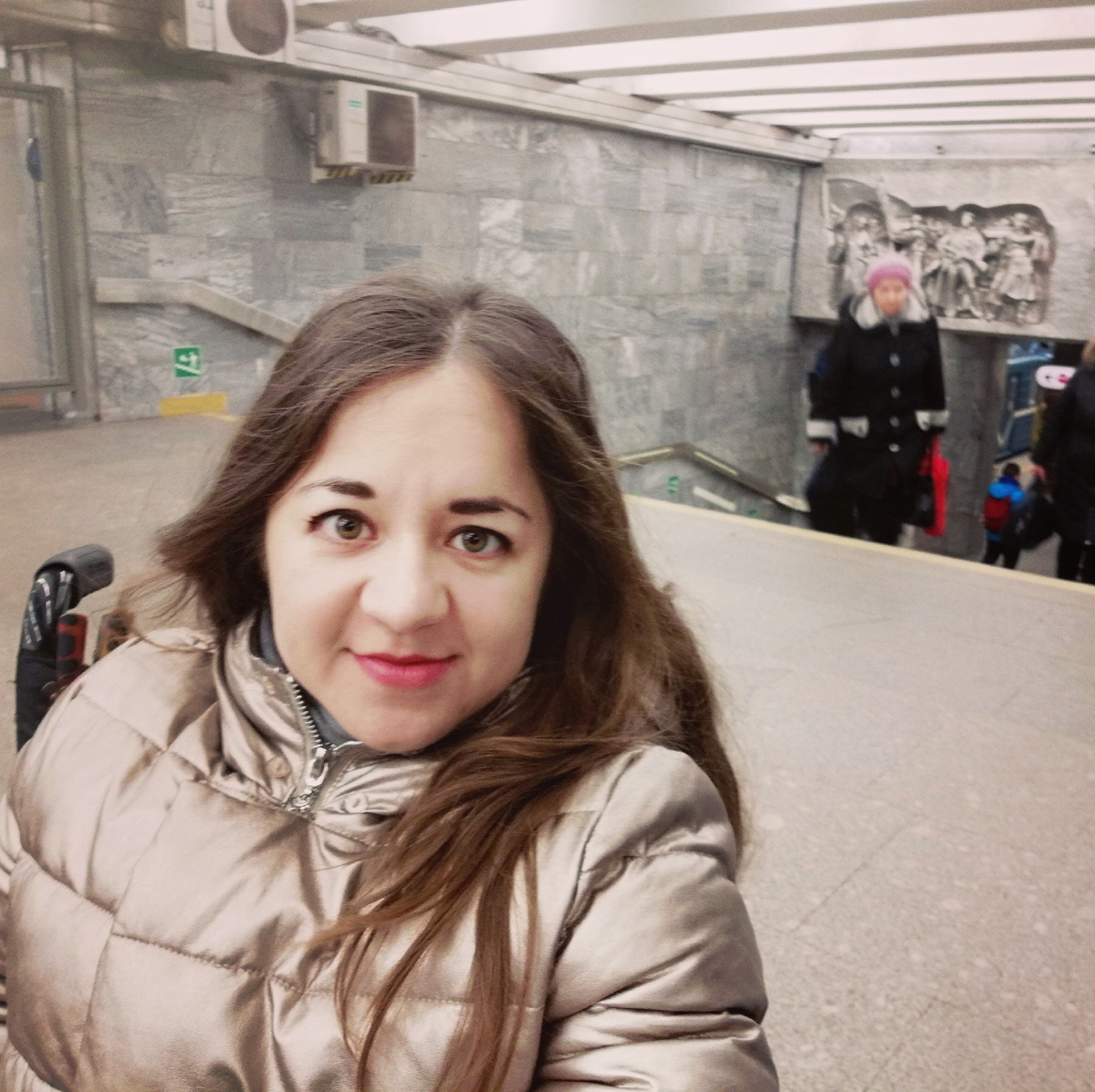 Это фото из далекого 2019-го года. После моей первой поездки в метро. Была в восторге от доступности данного вида транспорта.