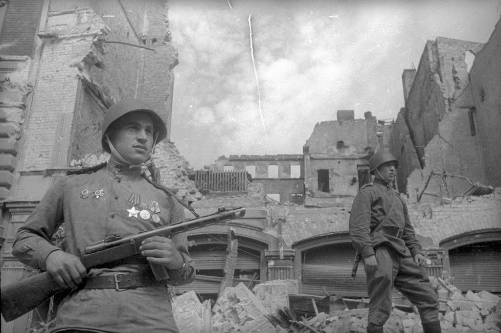 Солдат с автоматом. Евгений Халдей, май 1945 года, МАММ/МДФ.
