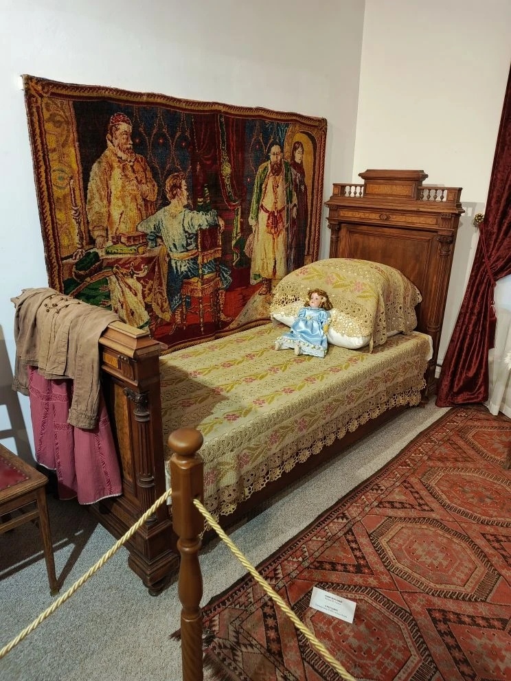 На ковре, похоже, драматический сюжет - отец привёл дочь сватать, всё, как полагается.