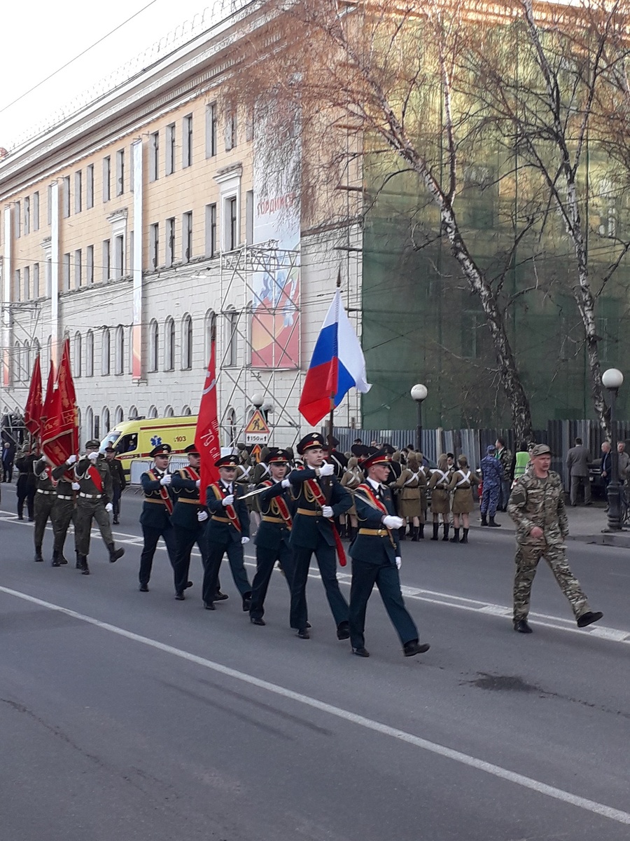 Знамённая группа с Государственным флагом Российской Федерации, копией Знамени Победы и знаменем Вооруженных Сил Российской Федерации