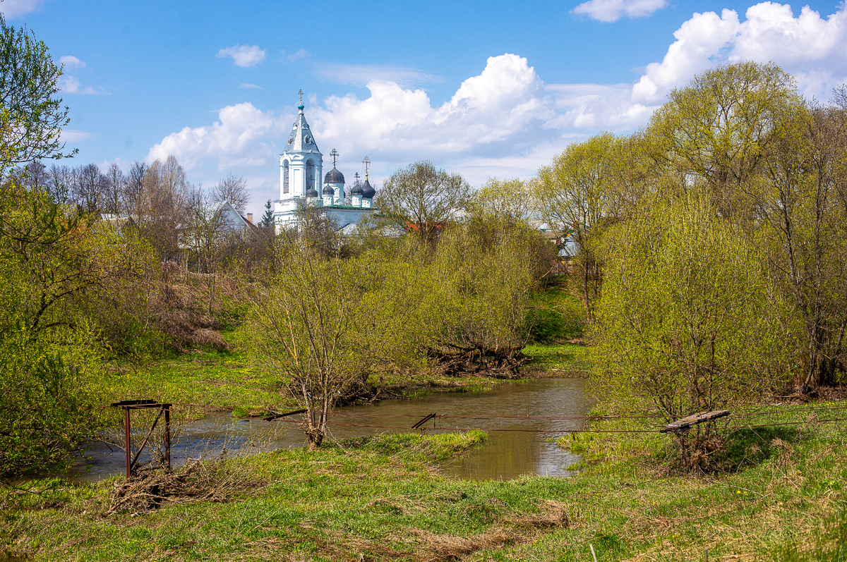 Воскресенская церковь и речка Рожайка, приток Пахры. Село Битягово, городской округ Домодедово, Московская область. Фото автора статьи