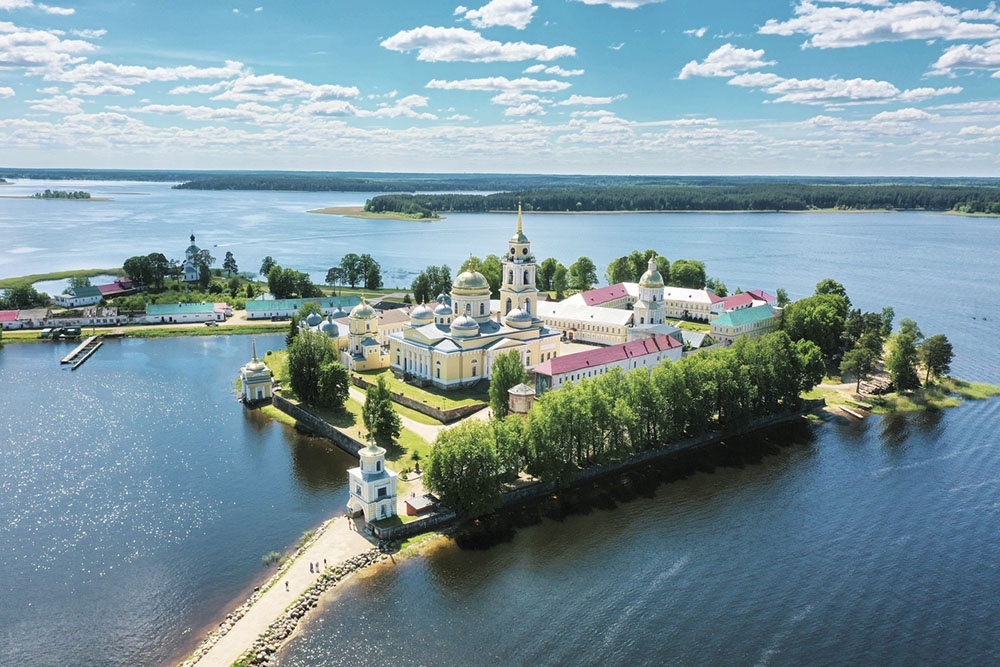    Нило-Столобенская пустынь на острове Столобный и полуострове Светлица, в 10 км от Осташкова на озере Селигер. / Фото: iStock