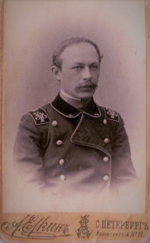 Прадед (отец отца мамы) И.Д. Калошин (Колошин). С.-Петербург,. 1906 ГОД. В форме выпускника Санкт-Петербургского императорского электротехнического института имени Александра III.  Из сесмейного архива.