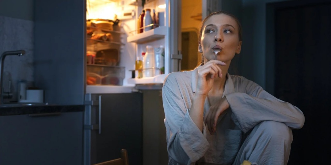 🍽 Почему мы переедаем? Врачи называют три самые частые причины и многие даже не замечают их у себя