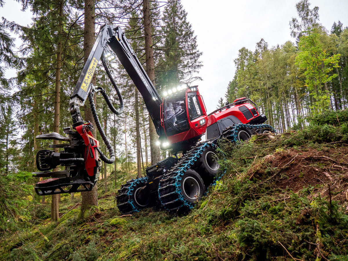 Современный харвестер Komatsu 951XC