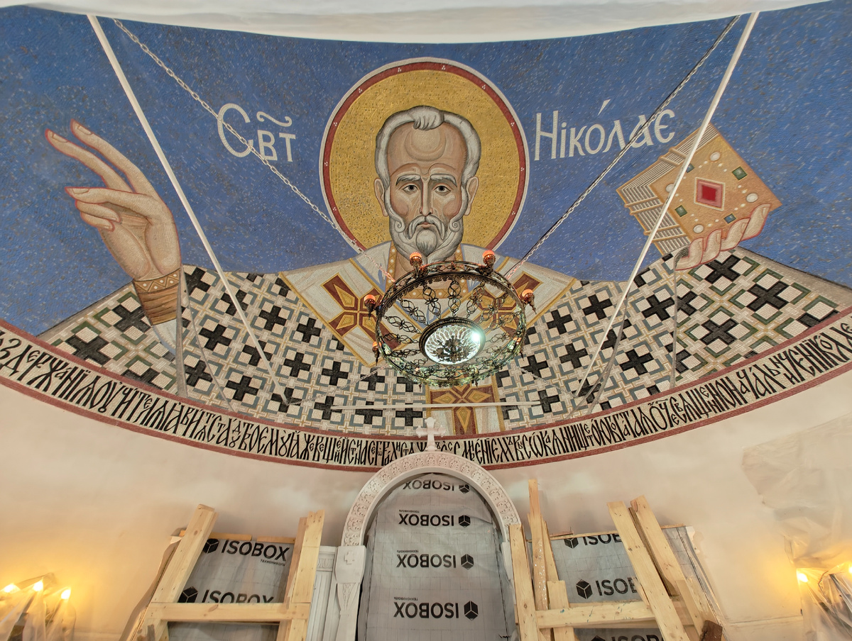 Мозаичный образ свт. Николая занял своё место в конхе храма