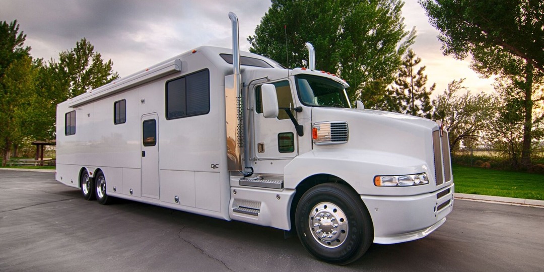 Мощный Kenworth за баслословную сумму превратился в автодом