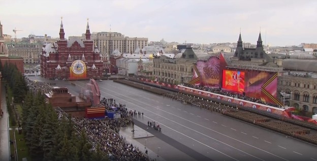 Ветераны Вермахта на параде Победы в 2005 году и впервые задрапированный Мавзолей