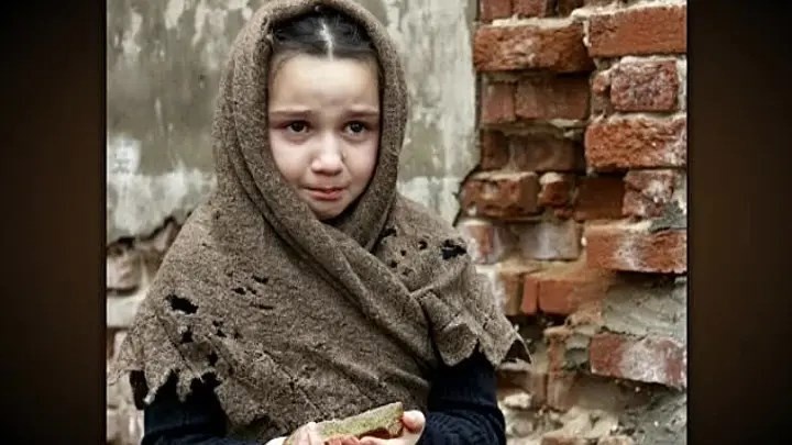ДЕВОЧКА С КОСИЧКАМИ И ХЛЕБ