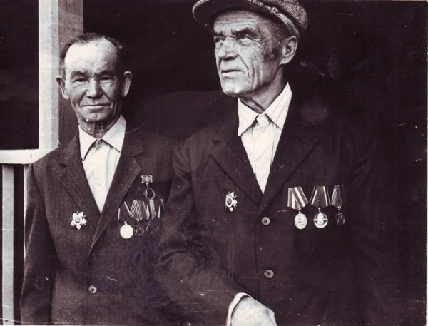 Антипин Иван Михайлович (слева) и Деев Николай Дмитриевич (справа) у крыльца деревенского клуба в День Победы (1980-е)