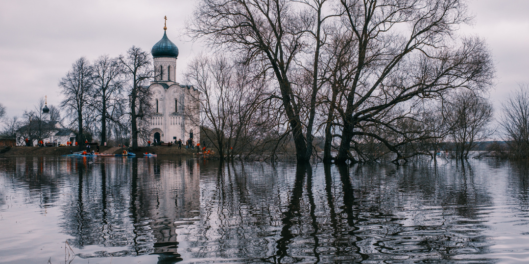 Пока все ели куличи, я плыл на сапе к храму XII века в Боголюбово