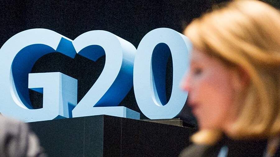 Ушаков связал смену шерпы РФ в G20 с желанием Лукаш заняться другим делом