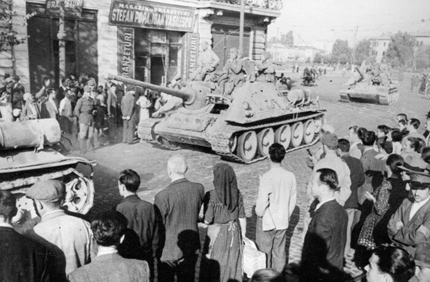 Советские войска входят в Бухарест. Фото из открытого доступа