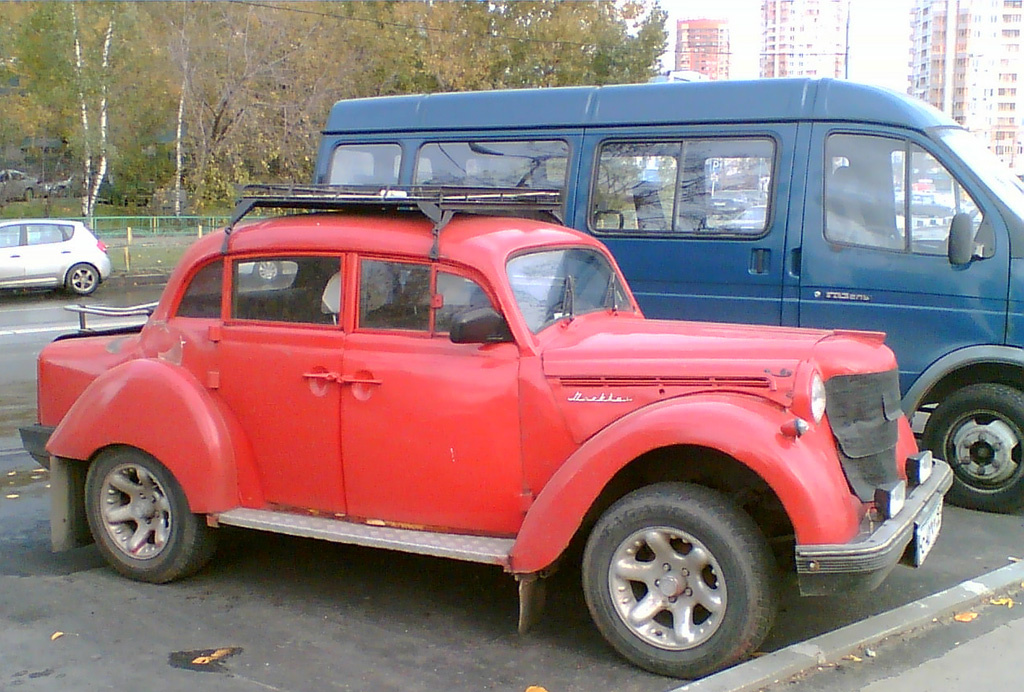 «Москвич-400» осовремененный приваренным багажником и неоригинальными подвесками