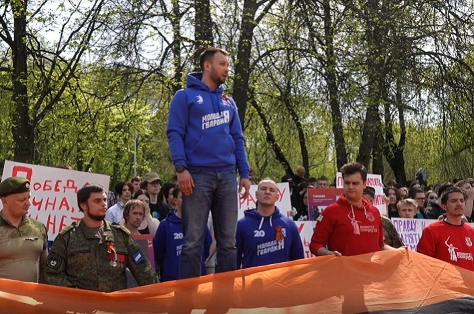    Активисты растянули большую георгиевскую ленту у посольства Германии в знак протеста против запретов символов Победы. Фото: «Молодая Гвардия Единой России» ДНР