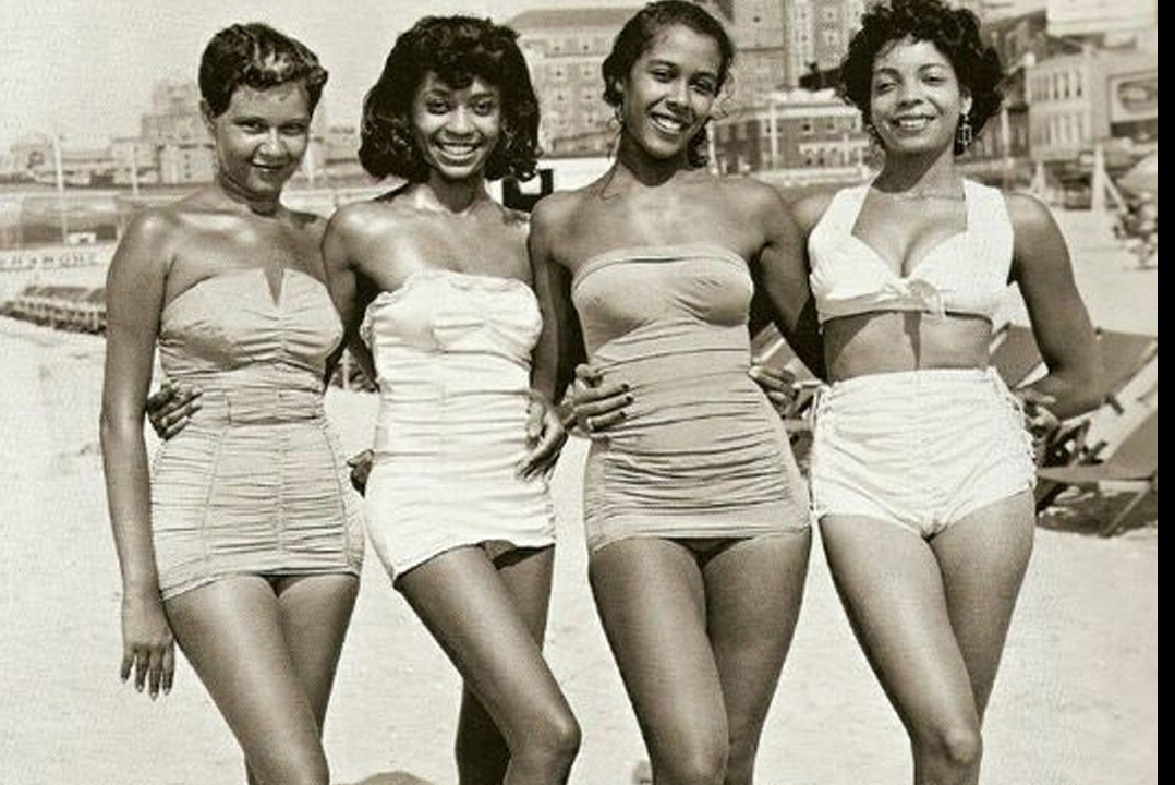 11 редких фото красивых девушек: пляжная мода 1950-х