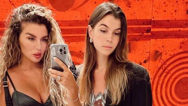 Анна Седокова прилетела в США с младшим сыном, чтобы навестить старшую дочь